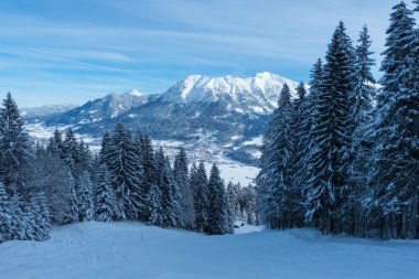 Höllwiespiste mit Blick auf Oberstdorf
