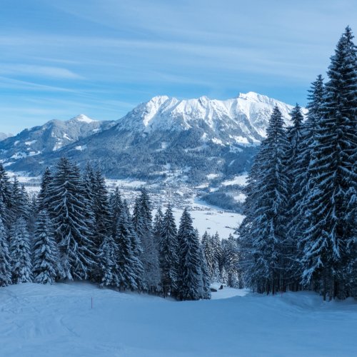 Höllwiespiste mit Blick auf Oberstdorf