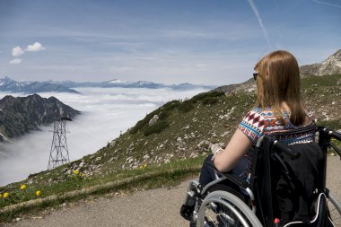 Rollstuhlfahrerin genießt den Ausblick