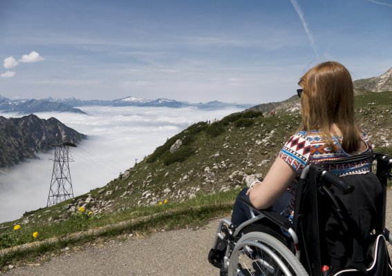 Rollstuhlfahrerin genießt den Ausblick