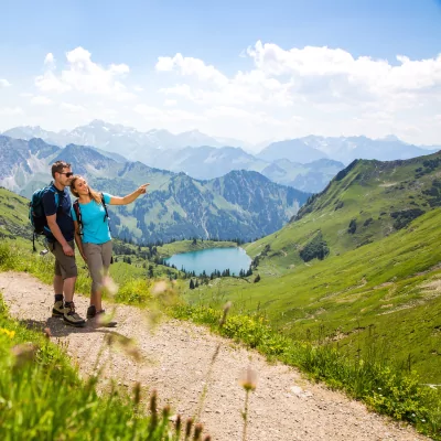 Wandern mit Blick auf den Seealpsee