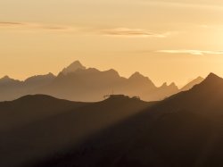 die ersten Sonnenstrahlen über der Kanzelwand