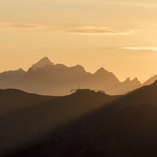 die ersten Sonnenstrahlen über der Kanzelwand