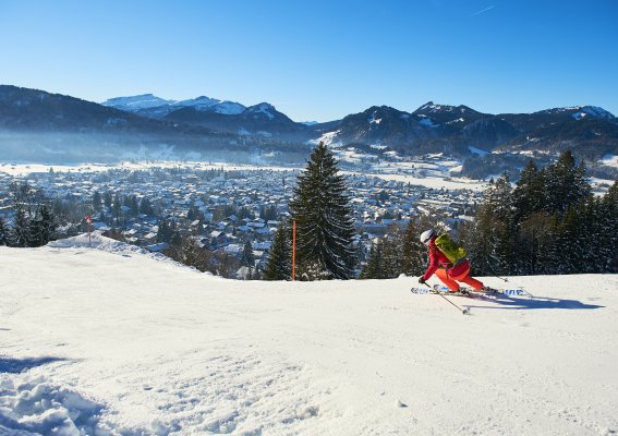 Skifahren mit Blick auf Oberstdorf
