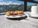Kaffee und Kuchen auf der Terrasse
