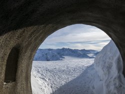 Bergpanorama hinter dem Tunnel-Ausgang