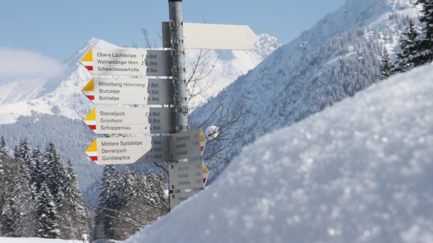 Winterwandern Wegweiser (c) Frank Drechsel - Kleinwalsertal Tourismus eGen