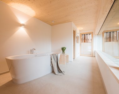 Freundlich helles Badezimmer mit freistehender Badewanne im Waidmannsheil