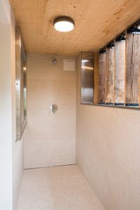Moderne, helle Dusche im Waidmannsheil