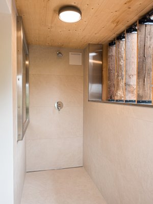 Moderne, helle Dusche im Waidmannsheil