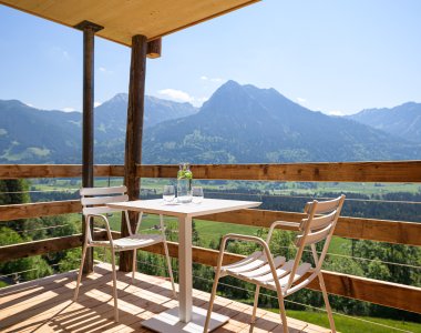 Halali Balkon mit Ausblick über die Bergwelt
