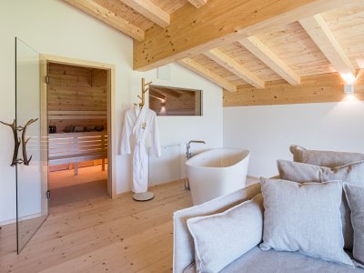 Saunabereich mit freistehender Badewanne im Halali
