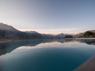Infinitypool mit Ausblick auf die Bergwelt
