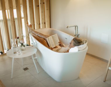 Gast entspannt in Badewanne