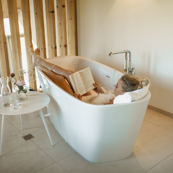 Gast entspannt in Badewanne