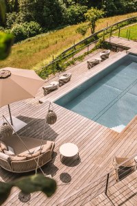 Blick vom Balkon auf den Infinitypool