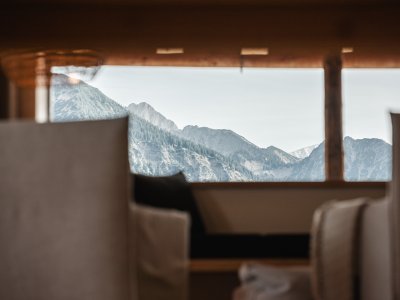 Blick vom Wohnbereich auf die Berge