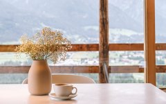 Der Essbereich mit Blick auf Oberstdorf