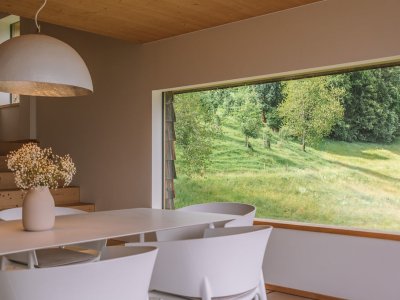 Der Essbereich mit Blick in die Natur