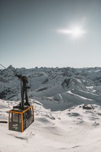 Gondel über der Skipiste in den Bergen