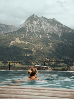 Model schwimmt im Pool