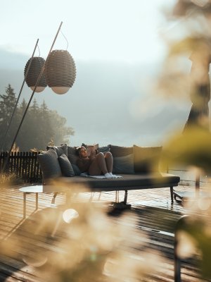 Model liest auf Lounge