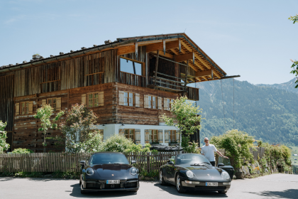 Porsche Bild mit geblurrten Kennzeichen
