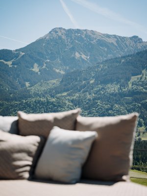 Closeup Lounge mit Bergen