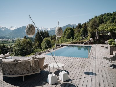Lounge am Pool mit Ausblick