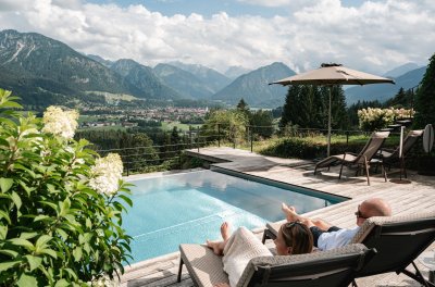 Paar liegt am Pool