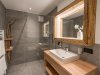 Badezimmer mit Altholz-Elementen