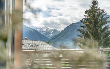 Ausblick auf verschneite Gipfel