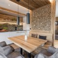 Wohn- und Esszimmer mit Altholz-Trennwand