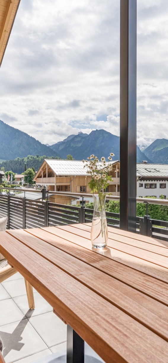 Großzügige Sitzecke auf dem Balkon