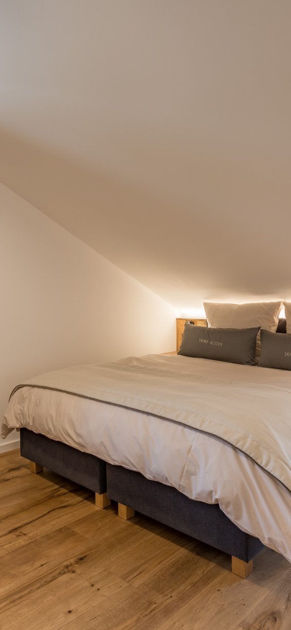 Großzügiges Schlafzimmer im Dachgeschoss