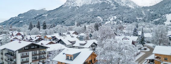 Drohnenaufnahme Winter mit Bergblick