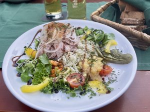 Lechwegsalat mit Brot - Wurstsalat mit gemischtem Salat