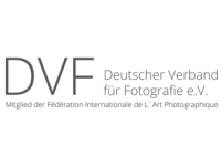 Anne-20250525 DVF Logo   Open Sans Light   80 Prozent Schwarz