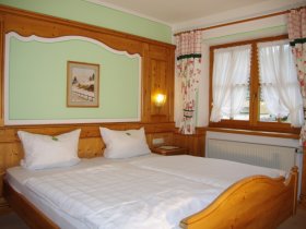 Schlafzimmer mit Doppelbett