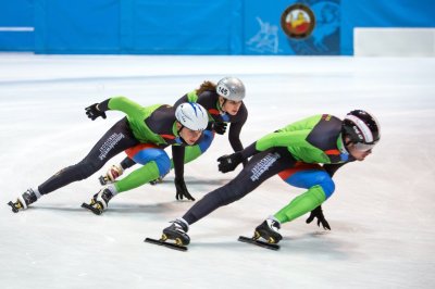 In die Kurve beim Shorttrack