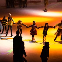 In einer Reihe bei der Disco on Ice