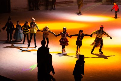 In einer Reihe bei der Disco on Ice