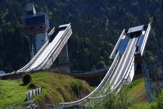 Normal- und Großschanze im Sommer Die Großschanzen der Erdinger Arena in idyllischer Lage am Fuße des Schattenbergs