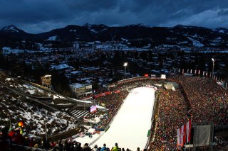 Stadion Vierschanzentournee Die Vierschanzentournee der Skispringer hat sich bei ihrer 61. Auflage als wahrer Publikumsmagnet im Fernsehen und in den Stadien präsentiert