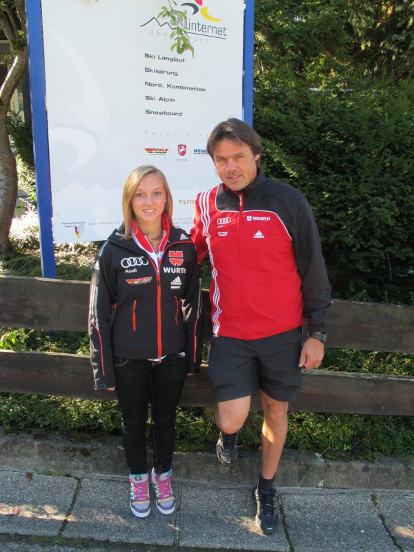 Katharina Althaus und Bundestrainer Andi Bauer