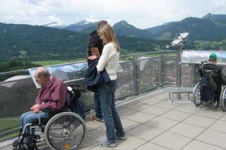 Rollstuhlfahrer auf der Aussichtsplattform