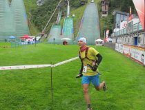 Nach knapp 50 Kilometern „Ultra-Trail“ und 1900 Höhenmetern kam der führende Läufer Philipp Quack vom Team Dynafit nach 4:28:34 locker und fröhlich winkend in die Erdinger Arena.