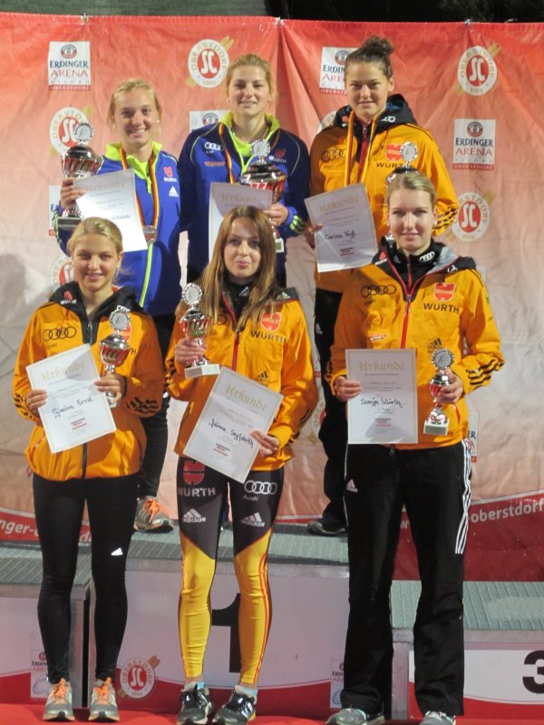 Siegerpodium Skispringen Damen 19.09.2015