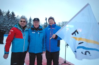 Übergabe der offiziellen FIS Fahne von Kulm an Oberstdorf