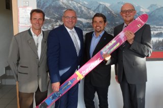 Bildunterschrift: v.l.n.r. IHK-Vizepräsident Robert Frank, IHK-Regionalgeschäftsführer Manfred Schilder, Stefan Huber, Geschäftsführer der Skisport- und Veranstaltungs GmbH und IHK-Regionalvorsitzender Markus Brehm versuchen sich am Sprungski